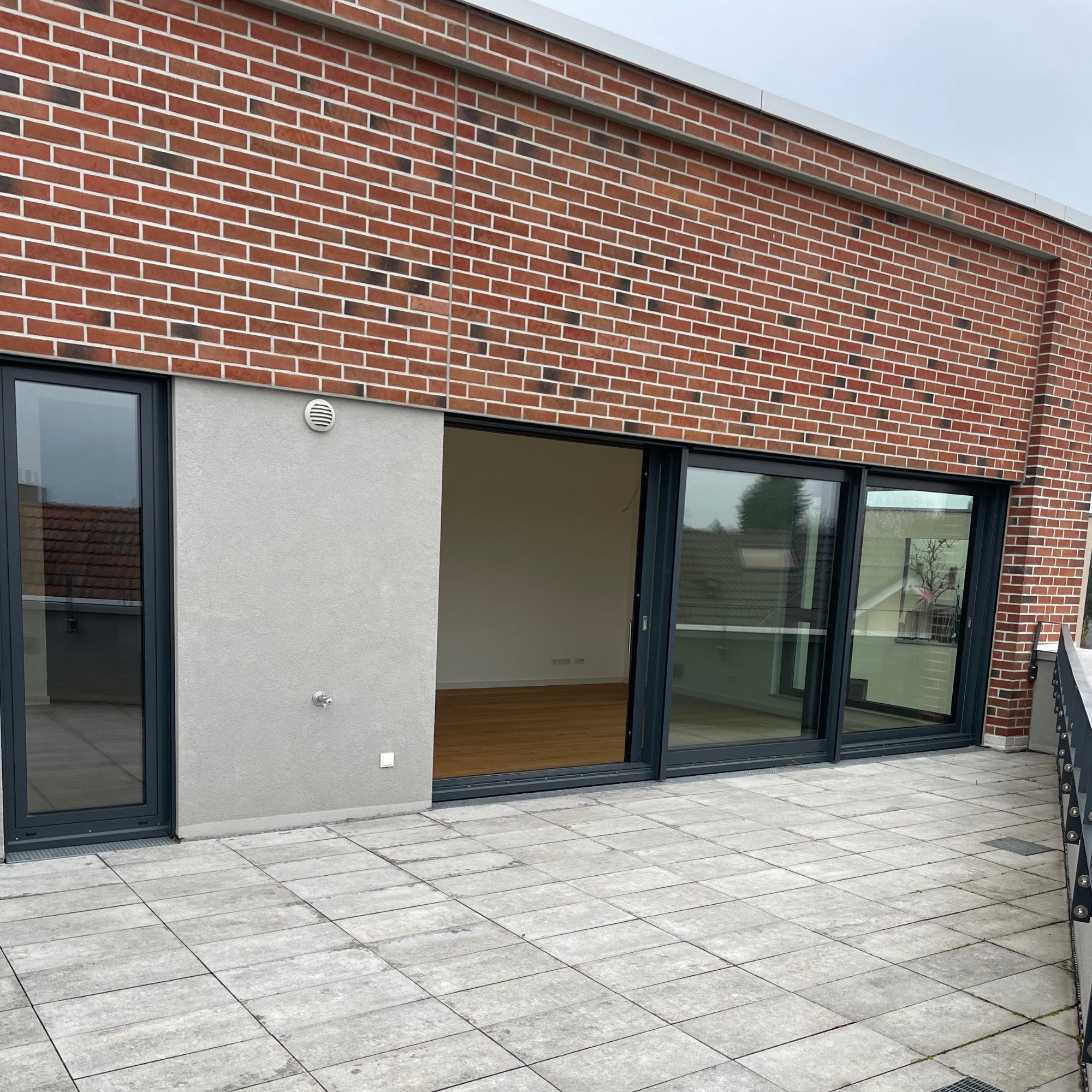 Dachterrasse mit Ziegelfassade